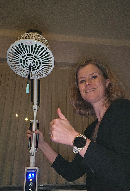 klant met lichttherapie lamp